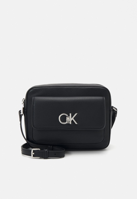 RE LOCK CAMERA Bag FLAP - Crossbody Bag BLACK Calvin Klein — Фото, Картинка BAG❤BAG Купить оригинал Украина, Киев, Житомир, Львов, Одесса ❤bag-bag.com.ua