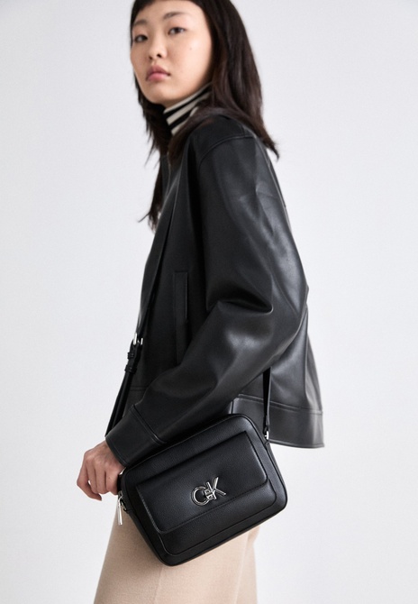 RE LOCK CAMERA Bag FLAP - Crossbody Bag BLACK Calvin Klein — Фото, Картинка BAG❤BAG Купить оригинал Украина, Киев, Житомир, Львов, Одесса ❤bag-bag.com.ua