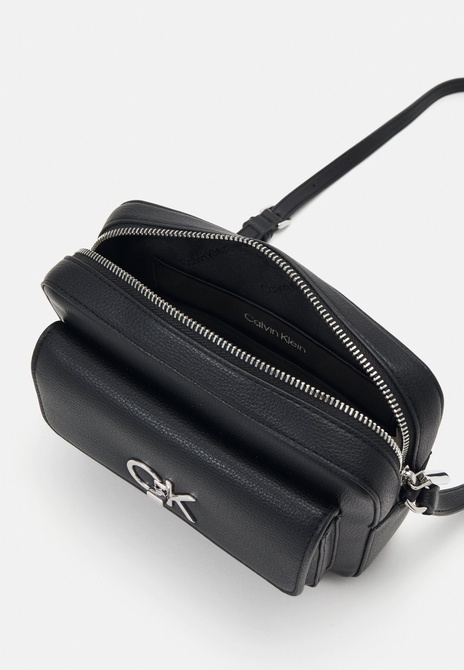 RE LOCK CAMERA Bag FLAP - Crossbody Bag BLACK Calvin Klein — Фото, Картинка BAG❤BAG Купить оригинал Украина, Киев, Житомир, Львов, Одесса ❤bag-bag.com.ua