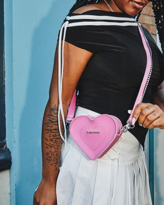 Dr. Martens MINI HEART Shaped Leather Bag Fondant Pink Kiev AD092650 &mdash; фото 2 из 9