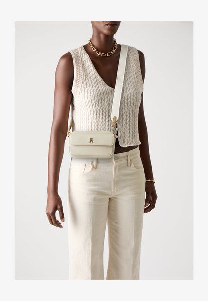 TOMMY HILFIGER Distinct Camera Bag Crossbody Bag Classic Beige Classic beige AW0AW17455 &mdash; фото 1 из 6