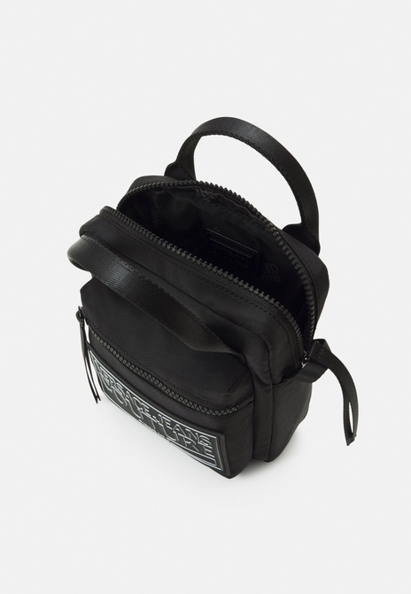 RANGE BOX LOGO - SKETCH 4 BagS UNISEX - Crossbody Bag BLACK Versace — Фото, Картинка BAG❤BAG Купить оригинал Украина, Киев, Житомир, Львов, Одесса ❤bag-bag.com.ua