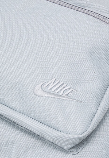 HERITAGE UNISEX - Backpack WOLF GREY Nike — Фото, Картинка BAG❤BAG Купить оригинал Украина, Киев, Житомир, Львов, Одесса ❤bag-bag.com.ua