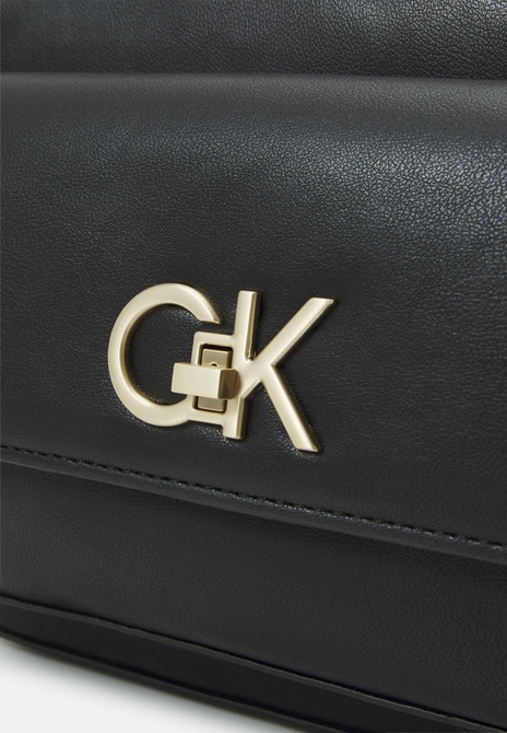 LOCK CAMERA FLAP - Crossbody Bag Ck black Calvin Klein — Фото, Картинка BAG❤BAG Купить оригинал Украина, Киев, Житомир, Львов, Одесса ❤bag-bag.com.ua