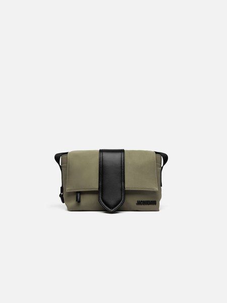 Jacquemus The small Bambino messenger bag &mdash; Mini nylon messenger bag Khaki BAM00373AW00424560 &mdash; фото 1 з 5