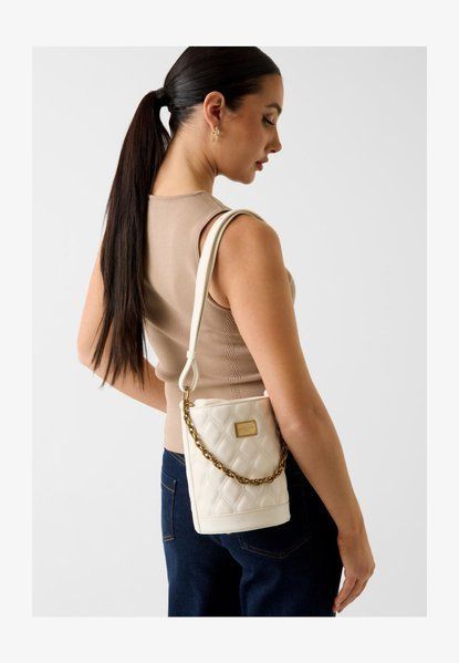 GUESS Mini Bucket Cross Body Bag Creme BG148302MAR &mdash; фото 1 из 6
