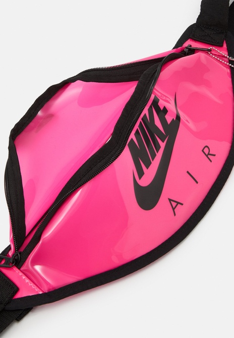 HERITAGE UNISEX - Belt Bag Pink blast / Black Nike — Фото, Картинка BAG❤BAG Купить оригинал Украина, Киев, Житомир, Львов, Одесса ❤bag-bag.com.ua