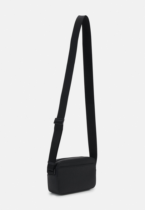 ICONIC PLAQUE CAMERA Bag UNISEX - Crossbody Bag BLACK Calvin Klein — Фото, Картинка BAG❤BAG Купить оригинал Украина, Киев, Житомир, Львов, Одесса ❤bag-bag.com.ua
