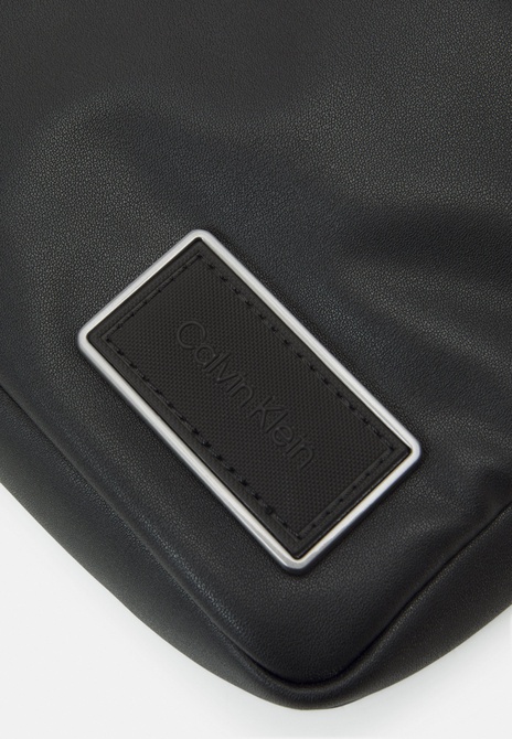 ELEVATED CONV REPORTER UNISEX - Crossbody Bag BLACK Calvin Klein — Фото, Картинка BAG❤BAG Купить оригинал Украина, Киев, Житомир, Львов, Одесса ❤bag-bag.com.ua