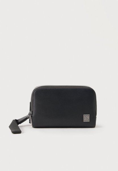 Calvin Klein Emblem Wash Bag BLACK LV04D1243G-UB1 &mdash; фото 1 из 4