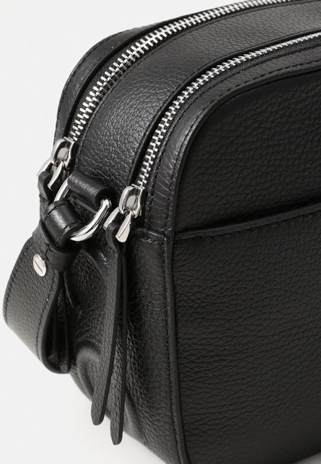 Coccinelle Myrtha Maxi Cross Body Bag Noir Noir E1 QBB 15 02 01 001 TU &mdash; фото 4 з 4