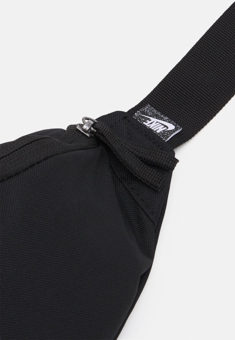 HERITAGE WAISTPACK UNISEX - Belt Bag BLACK / WHITE Nike — Фото, Картинка BAG❤BAG Купить оригинал Украина, Киев, Житомир, Львов, Одесса ❤bag-bag.com.ua