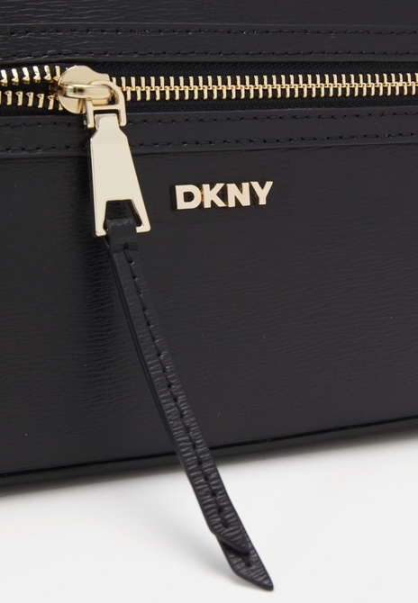 BRYANT DEMI - Handbag Black / Gold DKNY — Фото, Картинка BAG❤BAG Придбати оригінал Україна, Київ, Житомир, Львів, Одеса ❤bag-bag.com.ua