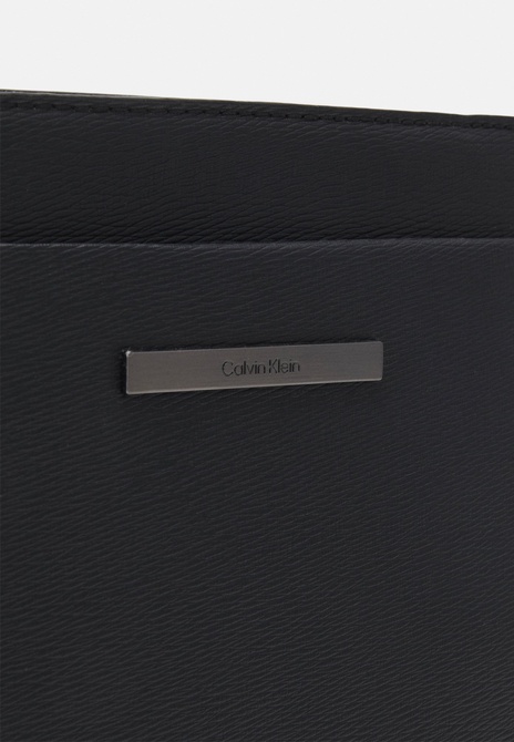 FLATPACK UNISEX - Crossbody Bag BLACK Calvin Klein — Фото, Картинка BAG❤BAG Купить оригинал Украина, Киев, Житомир, Львов, Одесса ❤bag-bag.com.ua