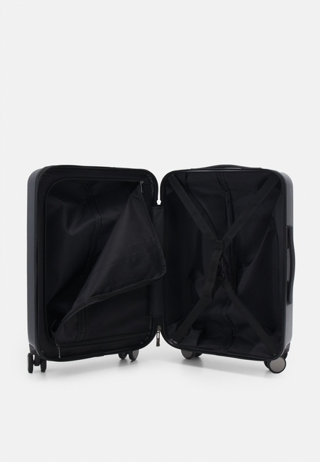 VERONA - Wheeled suitcase Coal / Black GUESS — Фото, Картинка BAG❤BAG Купить оригинал Украина, Киев, Житомир, Львов, Одесса ❤bag-bag.com.ua