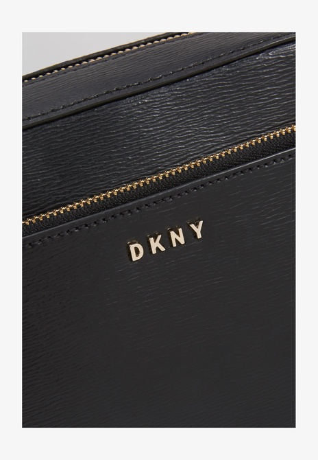 BRYANT CAMERA Bag SUTTON - Crossbody Bag Black / Gold DKNY — Фото, Картинка BAG❤BAG Купить оригинал Украина, Киев, Житомир, Львов, Одесса ❤bag-bag.com.ua
