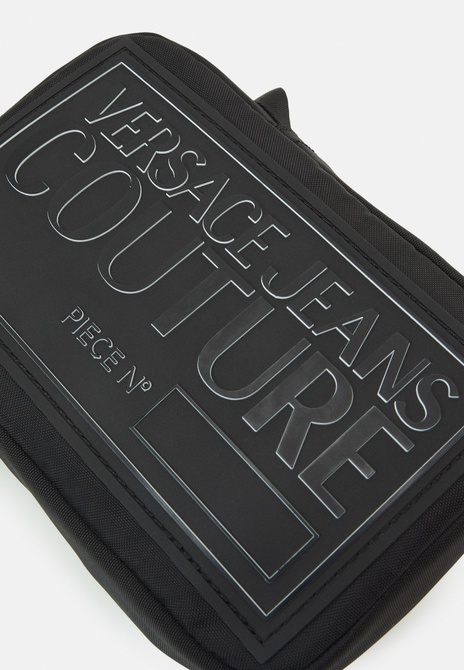 RANGE BOX LOGO SKETCH UNISEX - Crossbody Bag BLACK Versace — Фото, Картинка BAG❤BAG Купить оригинал Украина, Киев, Житомир, Львов, Одесса ❤bag-bag.com.ua