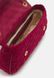 GIULLY CONVERTBLE XBODY FLAP - Handbag Boysenberry GUESS — 3/4 Фото, Картинка BAG❤BAG Купить оригинал Украина, Киев, Житомир, Львов, Одесса ❤bag-bag.com.ua