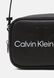 Calvin Klein SCULPTED CAMERA Bag - Crossbody Bag BLACK K60K610275-BDS &mdash; фото 4 из 11