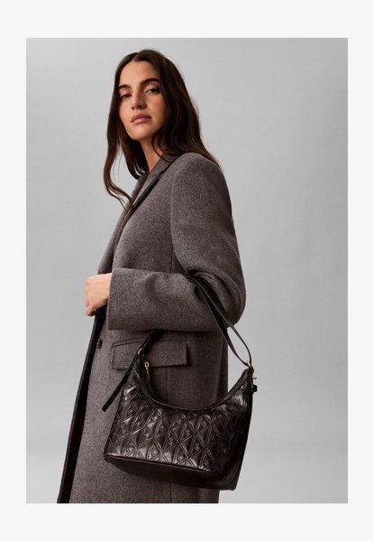 Calvin Klein Debossed Shoulder Cross Body Bag BLACK LV04F3874G-UB1 &mdash; фото 1 из 4