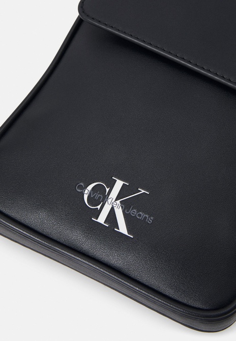 MONOGRAM SOFT PHONE UNISEX - Phone case BLACK Calvin Klein — Фото, Картинка BAG❤BAG Купить оригинал Украина, Киев, Житомир, Львов, Одесса ❤bag-bag.com.ua