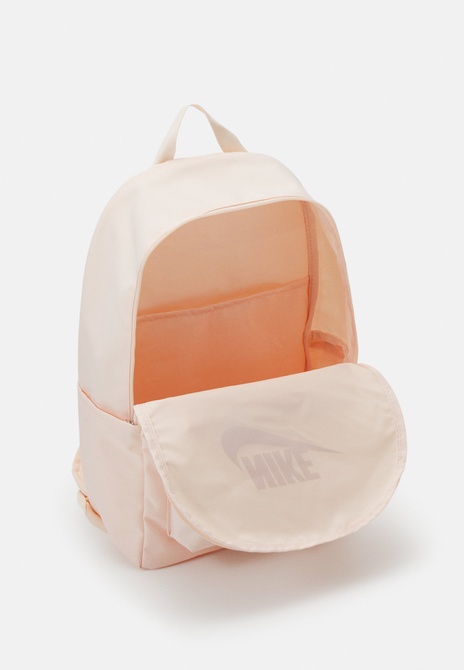 HERITAGE UNISEX - Backpack Guava ice / Amber brown Nike — Фото, Картинка BAG❤BAG Купить оригинал Украина, Киев, Житомир, Львов, Одесса ❤bag-bag.com.ua