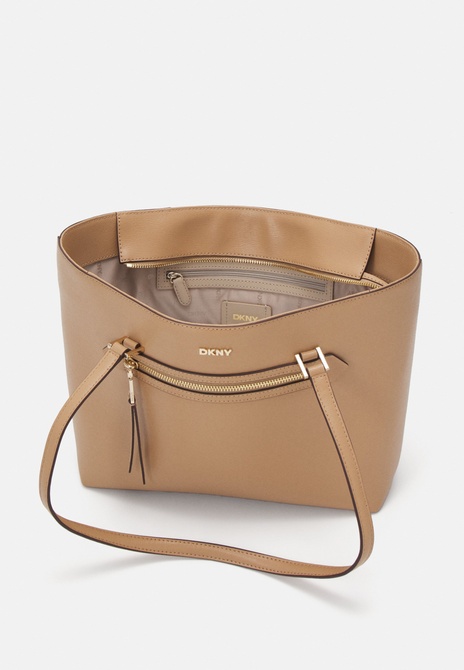 BRYANT TOTE - Handbag Cappuccino DKNY — Фото, Картинка BAG❤BAG Придбати оригінал Україна, Київ, Житомир, Львів, Одеса ❤bag-bag.com.ua