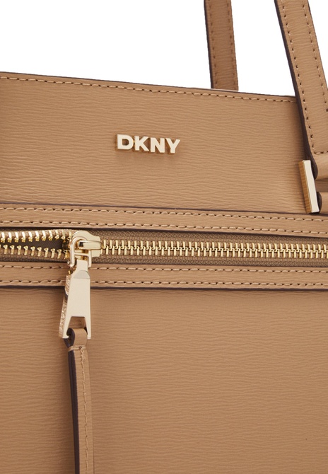 BRYANT TOTE - Handbag Cappuccino DKNY — Фото, Картинка BAG❤BAG Придбати оригінал Україна, Київ, Житомир, Львів, Одеса ❤bag-bag.com.ua