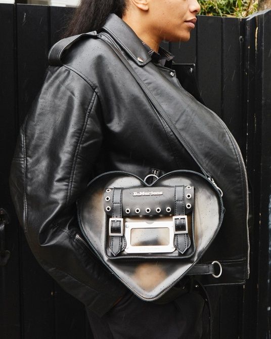 Dr. Martens Brush Off Leather Heart Shaped Bag Khaki black AD015772 &mdash; фото 2 з 9