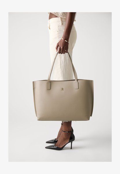 TOMMY HILFIGER Distinct Tote Set Tote Bag Coastal Taupe Coastal Taupe AW0AW17461 &mdash; фото 1 из 5