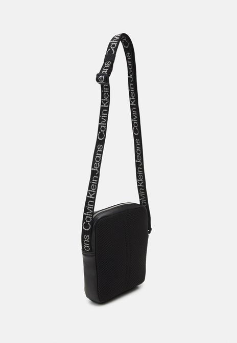 ULTRALIGHT REPORTER18 UNISEX - Crossbody Bag BLACK Calvin Klein — Фото, Картинка BAG❤BAG Купить оригинал Украина, Киев, Житомир, Львов, Одесса ❤bag-bag.com.ua