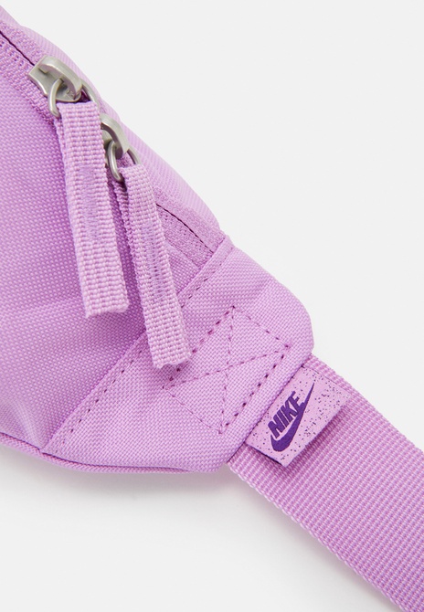 HERITAGE UNISEX - Belt Bag Rush fuchsia / Disco purple Nike — Фото, Картинка BAG❤BAG Купить оригинал Украина, Киев, Житомир, Львов, Одесса ❤bag-bag.com.ua