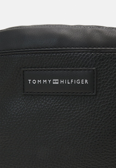 BUSINESS MINI REPORTER UNISEX - Crossbody Bag BLACK TOMMY HILFIGER — Фото, Картинка BAG❤BAG Купить оригинал Украина, Киев, Житомир, Львов, Одесса ❤bag-bag.com.ua