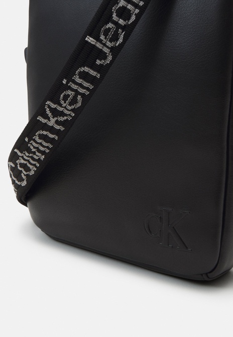 ULTRALIGHT REPORTER18 UNISEX - Crossbody Bag BLACK Calvin Klein — Фото, Картинка BAG❤BAG Купить оригинал Украина, Киев, Житомир, Львов, Одесса ❤bag-bag.com.ua