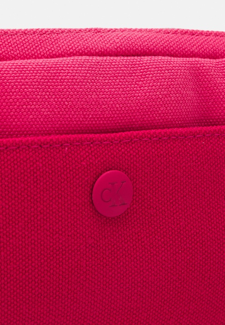 ULTRALIGHT CAMERABAG - Crossbody Bag Pink flash Calvin Klein — Фото, Картинка BAG❤BAG Купить оригинал Украина, Киев, Житомир, Львов, Одесса ❤bag-bag.com.ua