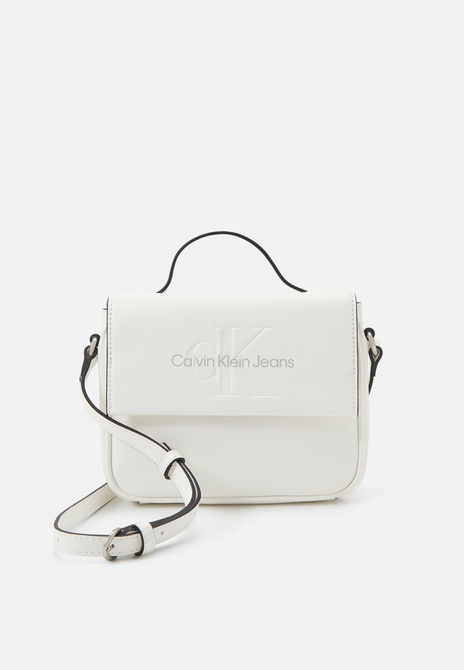 SCULPTED FLAP MONO - Crossbody Bag White / Silver logo Calvin Klein — Фото, Картинка BAG❤BAG Купить оригинал Украина, Киев, Житомир, Львов, Одесса ❤bag-bag.com.ua