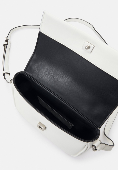 SCULPTED FLAP MONO - Crossbody Bag White / Silver logo Calvin Klein — Фото, Картинка BAG❤BAG Купить оригинал Украина, Киев, Житомир, Львов, Одесса ❤bag-bag.com.ua