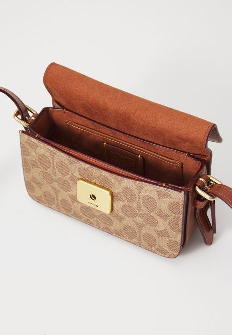 COACH Coated Signature Zoe Shoulder Bag Handbag Tan Caramel CAM19-B4XHG &mdash; фото 3 из 5