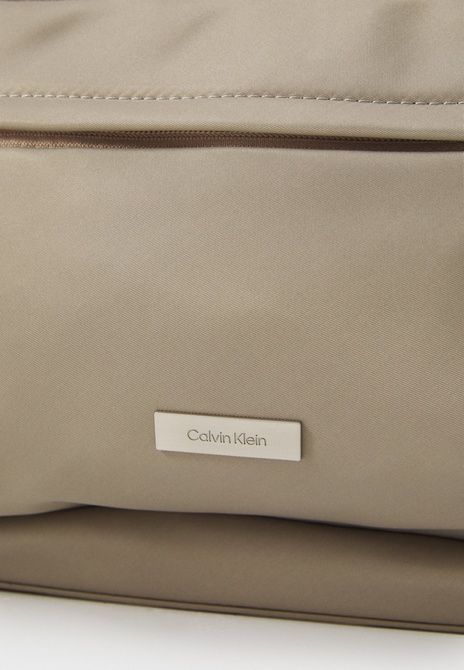 Calvin Klein Sleek Round Backpack Backpack Desert Taupe Desert Taupe LV04D3143G &mdash; фото 5 из 7