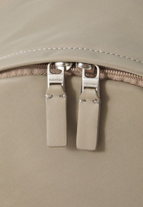 Calvin Klein Sleek Round Backpack Backpack Desert Taupe Desert Taupe LV04D3143G &mdash; фото 4 из 7