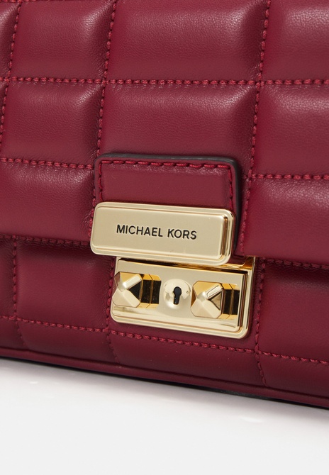 Tribeca Chain Crossbody Bag DEEP RED MICHAEL KORS — Фото, Картинка BAG❤BAG Купить оригинал Украина, Киев, Житомир, Львов, Одесса ❤bag-bag.com.ua