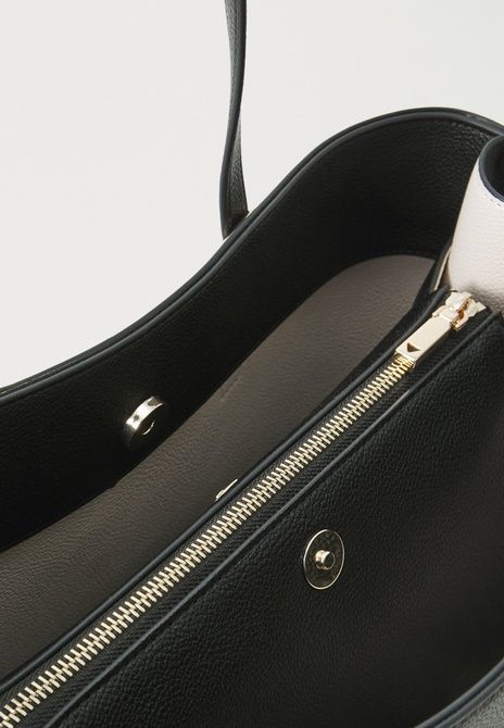 GUESS Meridian Girlfriend Tote Handbag Black BLACK HWBG6974230-BLA &mdash; фото 6 из 7