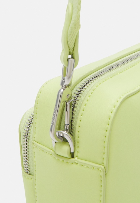 MUST CAMERA Bag - Crossbody Bag Spirit green Calvin Klein — Фото, Картинка BAG❤BAG Купить оригинал Украина, Киев, Житомир, Львов, Одесса ❤bag-bag.com.ua
