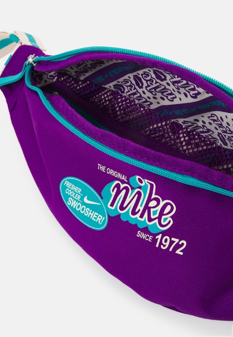 HERITAGE UNISEX - Belt Bag Disco purple / Teal Nike — Фото, Картинка BAG❤BAG Купить оригинал Украина, Киев, Житомир, Львов, Одесса ❤bag-bag.com.ua