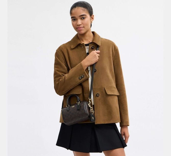 COACH Boxed Mini Rowan Crossbody Bag And Mirror Bag Charm Set In Signature Canvas Gold / Walnut / Black CCL59 &mdash; фото 6 з 7