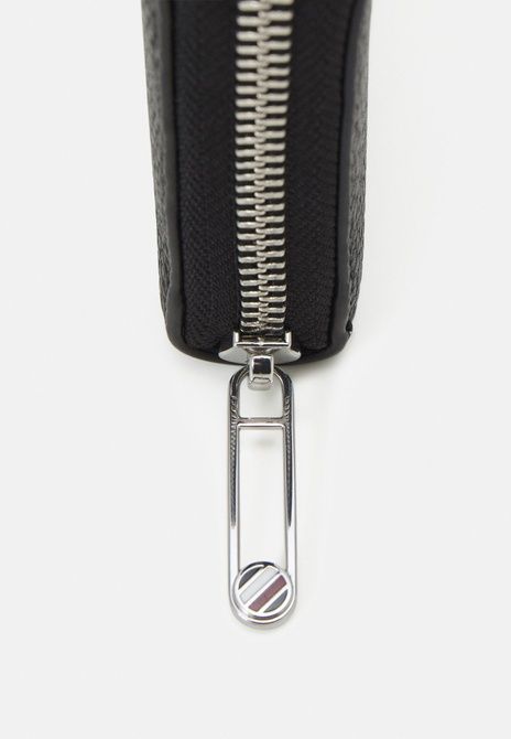 TOMMY HILFIGER EMBLEM LARGE - Wallet BLACK AW0AW15181-BDS &mdash; фото 4 из 9