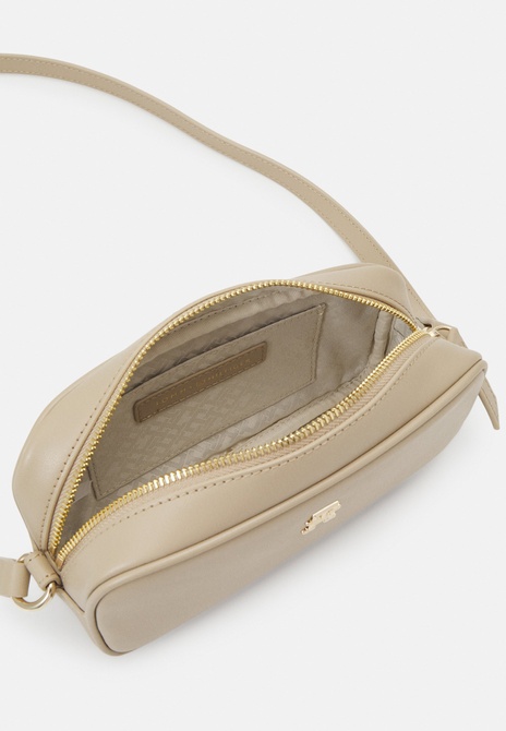 REFINED CAMERA Bag - Crossbody Bag Beige TOMMY HILFIGER — Фото, Картинка BAG❤BAG Купить оригинал Украина, Киев, Житомир, Львов, Одесса ❤bag-bag.com.ua