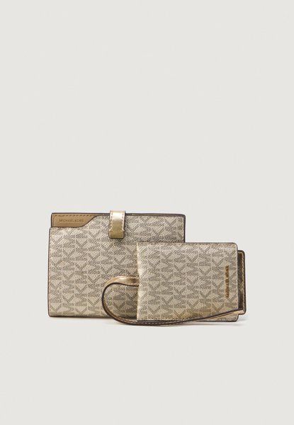 MICHAEL KORS Jet Set Passport Travel Accessory Pale gold-coloured 32F5GYTK1M-740 &mdash; фото 1 з 5