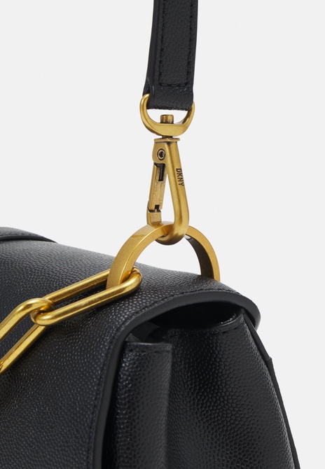 CONNER FLAP - Handbag Black / Gold DKNY — Фото, Картинка BAG❤BAG Купить оригинал Украина, Киев, Житомир, Львов, Одесса ❤bag-bag.com.ua