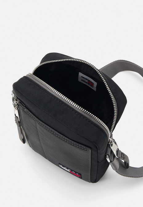 SURPLUS REPORTER UNISEX - Crossbody Bag BLACK TOMMY HILFIGER — Фото, Картинка BAG❤BAG Купить оригинал Украина, Киев, Житомир, Львов, Одесса ❤bag-bag.com.ua